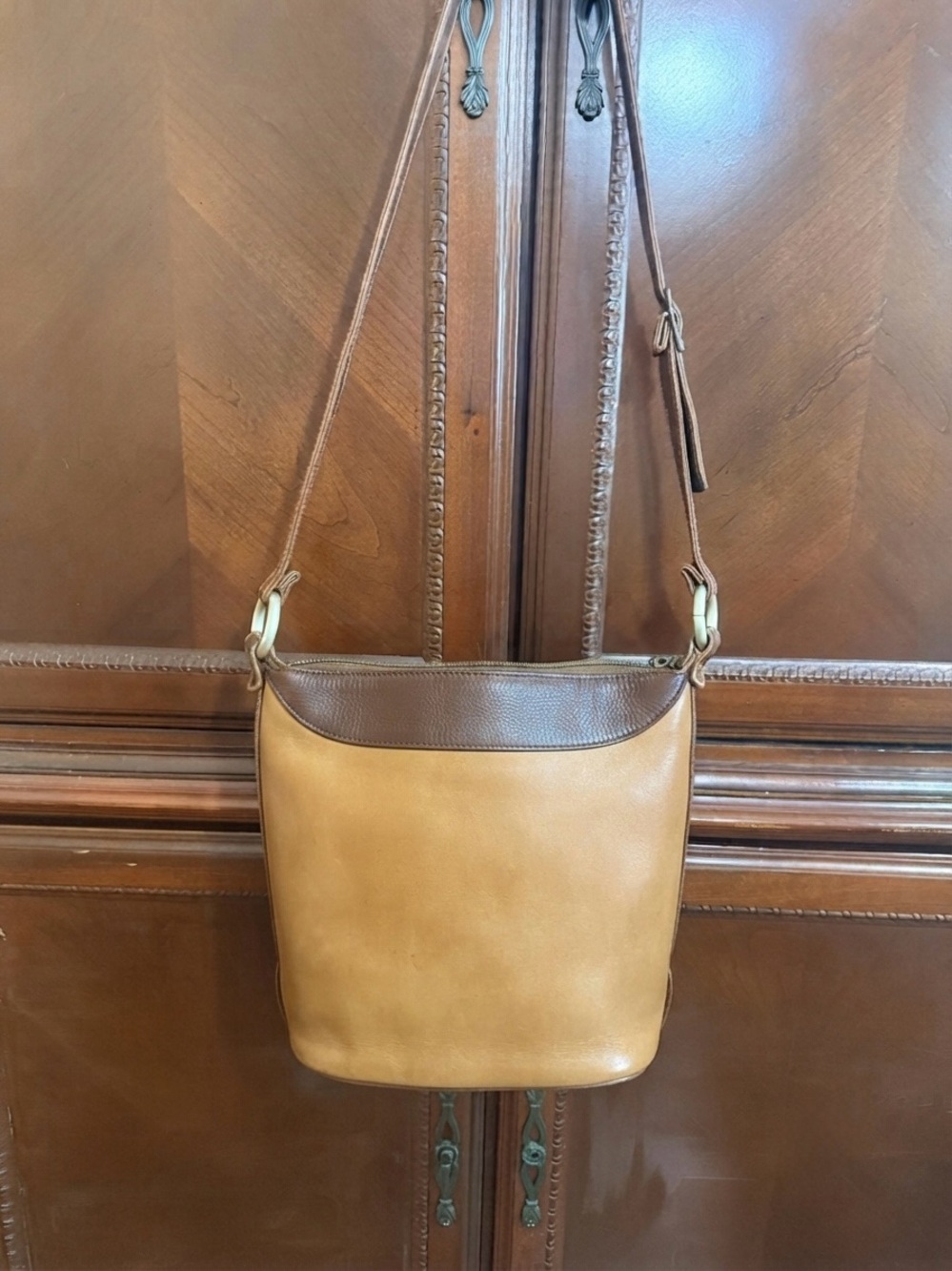 Capezio Two-Tone Vintage
Leather Shoulder Bag/crossbody
|Bronze Hardware | EUC - Picture 5 of 14